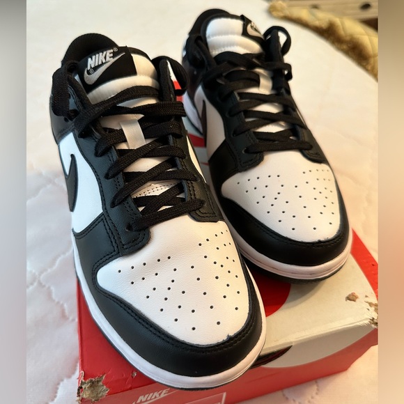 Women’s Nike Dunk Low Black & White Pandas, size 8.5 - Picture 4 of 16